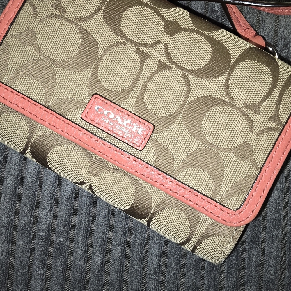 💰SALE💰 EUC Coach Avery Signature Canvas/Leather Mini Crossbody Bag - Picture 7 of 15
